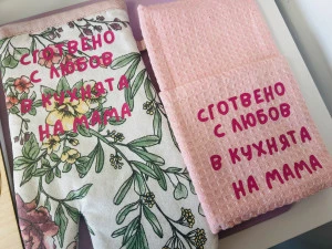 Кулинарен комплект - рецептурник, дървена шпатула, кърпа и кухненска ръкавица