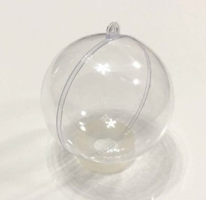 Прозрачна топка, състояща се от две части. Диаметъра й е  7 cm.