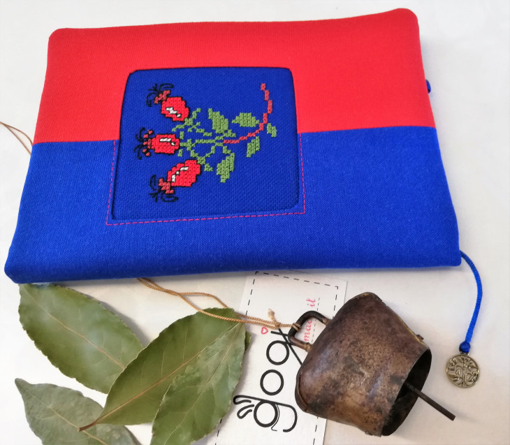 Калъфче за книги с шевица Шипки - Handmasters.bg