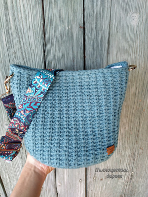 Плетена синя чанта с шарена текстилна дръжка