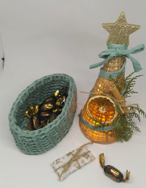 Коледна кутия със светеща елхичка и плетено панерче от текстилна прежда