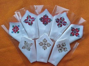 Ръчно бродирани копринени кърпички