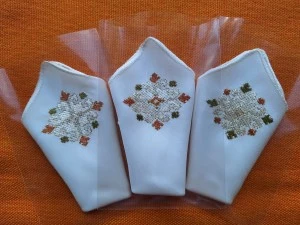 Ръчно бродирани копринени кърпички