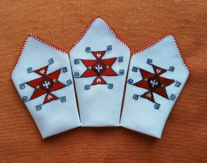 Само 3 ръчно бродирани копринени кърпички "Канатица"