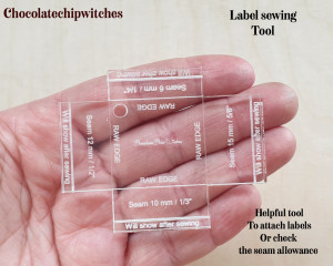 Инструмент за прецизно позициониране на етикети за шиене