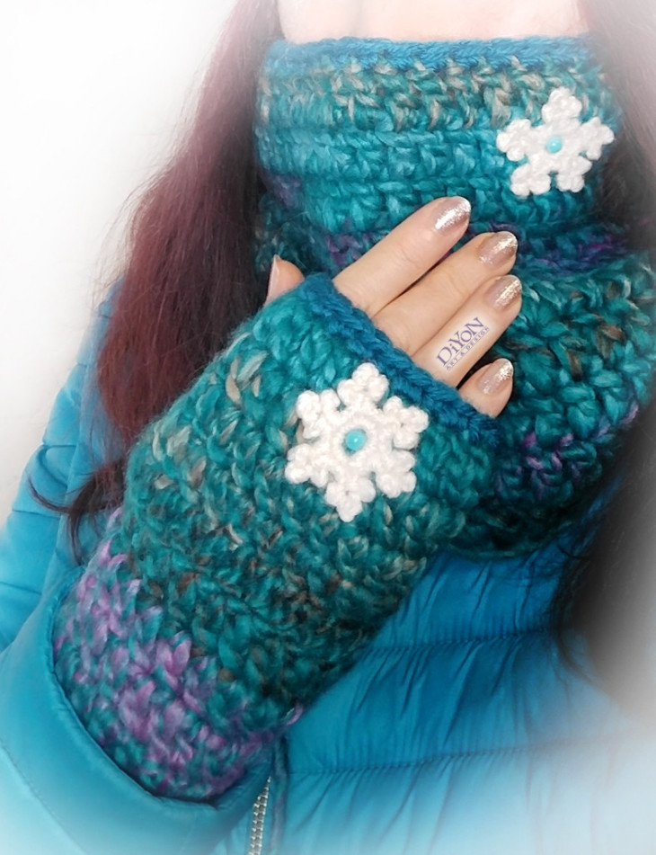 Ръчно плетена топла шапка за дами в син меланж със снежинка ...